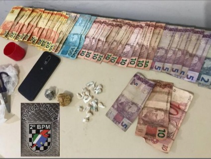 Homem e cunhada acabaram presos por tráfico após Força Tática flagrar suspeito com 20 porções de crack - Imagens cedidas/Polícia Militar