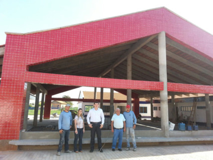 Engenheiro civil Clair Aparecido de Souza; secretário de Obras, Rafael Alexandre Faria; e arquiteta Jaqueline Alves Moreira durante vistoria na ESF Central - Divulgação Engenheiro civil Clair Aparecido de Souza; secretário de Obras, Rafael Alexandre Faria; e arquiteta Jaqueline Alves Moreira durante vistoria na ESF Central - Divulgação