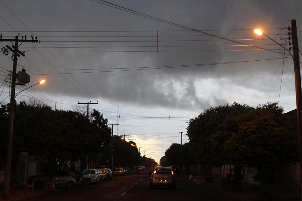 O céu chamou a atenção em Três Lagoas antes da forte chuva que caiu sobre a cidade - Hugo Leal/JPNews