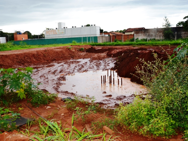 Obra inacabada começa a ser fechada - Cláudio Pereira