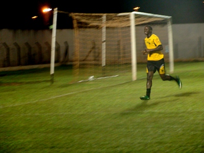 Atacante Luis Fernando corre para comemorar o primeiro gol do Misto -