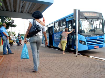 Pelo contrato de concessão do serviço público de transportes, a empresa cobra dos estudantes 50%  do valor da passagem -
