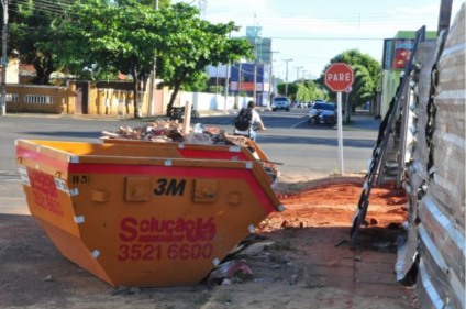 Na rua Elmano Soares, a passagem dos pedestres foi prejudicada por uma obra -