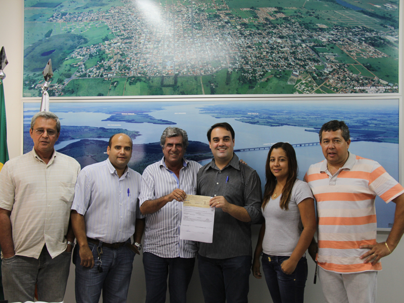 Entrega do cheque ocorreu no Gabinete, com a presença de representantes da Santa Casa, presidente da Câmara de vereadores e secretário de Fazenda - Departamento de Comunicação