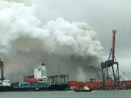 Guarujá - Fumaça de incêndio de contêineres se espalhou para quatro cidades: Santos, São Vicente, Cubatão e Guarujá  - Divulgação/Corpo de Bombeiros de São Paulo