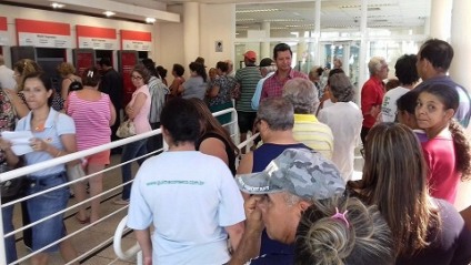 Clientes relataram ter ficado mais de quatro horas e não conseguiram ser atendidos - Ana Cristina Santos/JP 