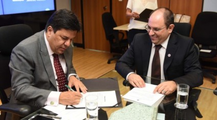 Ministro da Educação, José Mendonça Bezerra Filho, e Turine, em Brasília - Divulgação/MEC
