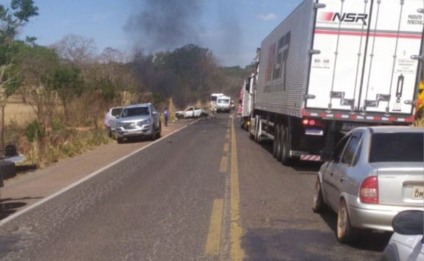 Imagens do acidente mostram fumaças próximo de um dos veículos - Jean Martins/JPNEWS