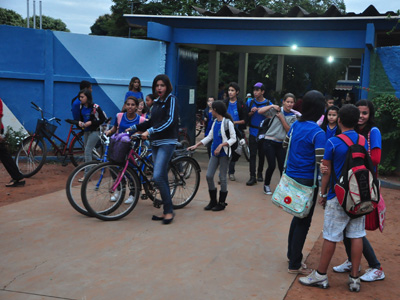 Alunos saem da Dom Aquino após mais um dia de aprendizado -