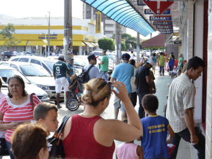 Sem dinheiro, funcionários estão impossibilitados de consumir no comércio - Arquivo