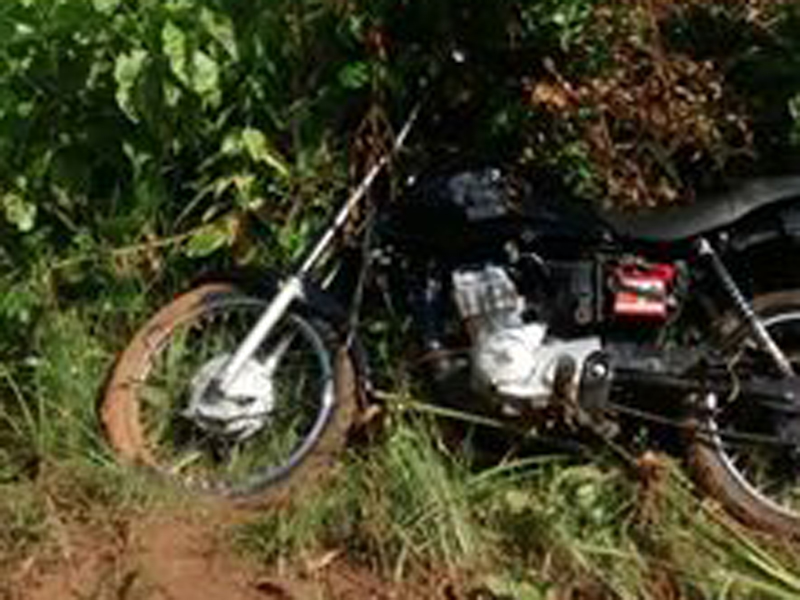 Motocicleta estava escondida entre a vegetação em um local de brejo - Divulgação