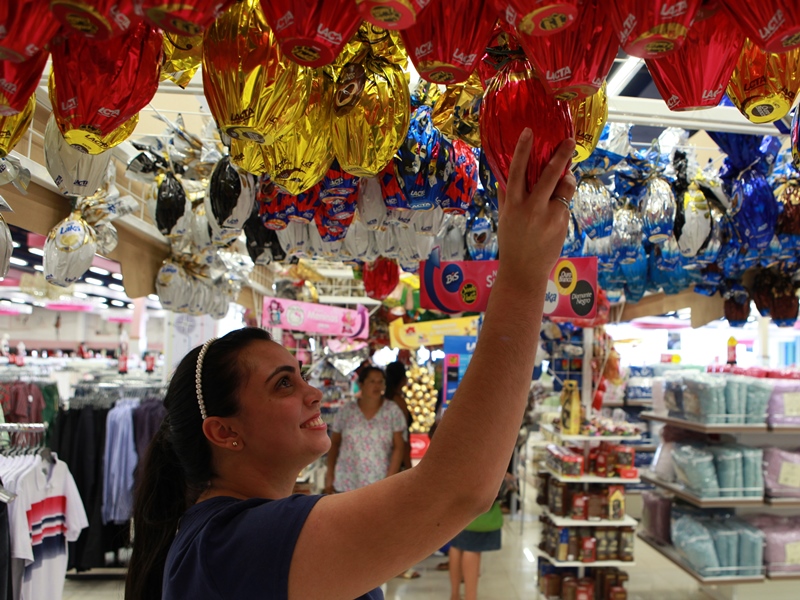 Supermercados e lojas apostam em descontos para queimar o estoque - Tatiane Simon