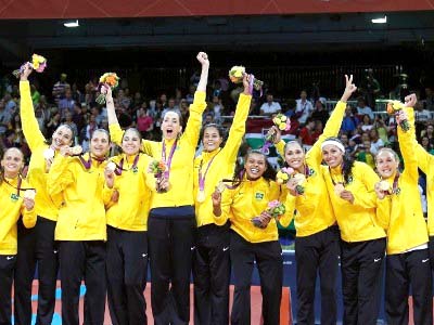 Meninas no pódio vibram com a medalha de ouro -