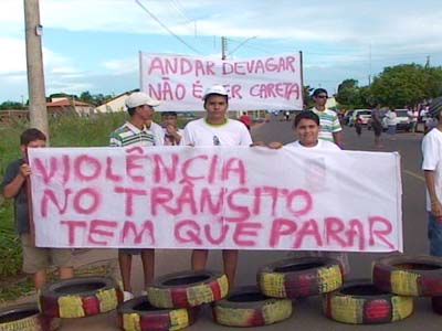Cerca de 40 pessoas protestaram por segurança na rua Egidio Thomé -