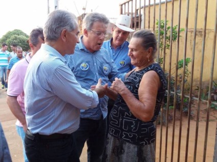 Governador ouviu de moradores a necessidade de sanemento - Roberto Chamorro/JP