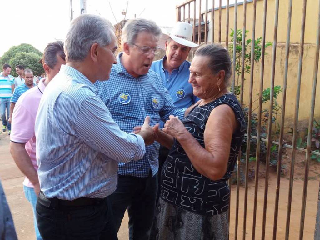 Governador ouviu de moradores a necessidade de sanemento - Roberto Chamorro/JP