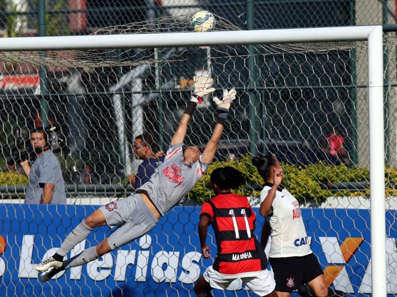 Bárbara abriu o placar para o Flamengo, e Larissa marcou mais dois para o clube carioca - Marcos de Paula / ALLSPORTS Bárbara abriu o placar para o Flamengo, e Larissa marcou mais dois para o clube carioca - Marcos de Paula / ALLSPORTS