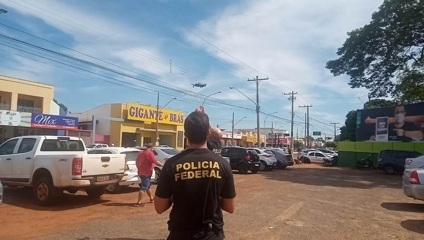 Agentes da Polícia Federal estão concentrados na escola estadual Dom Aquino Corrêa - Alfredo Neto/JPNews