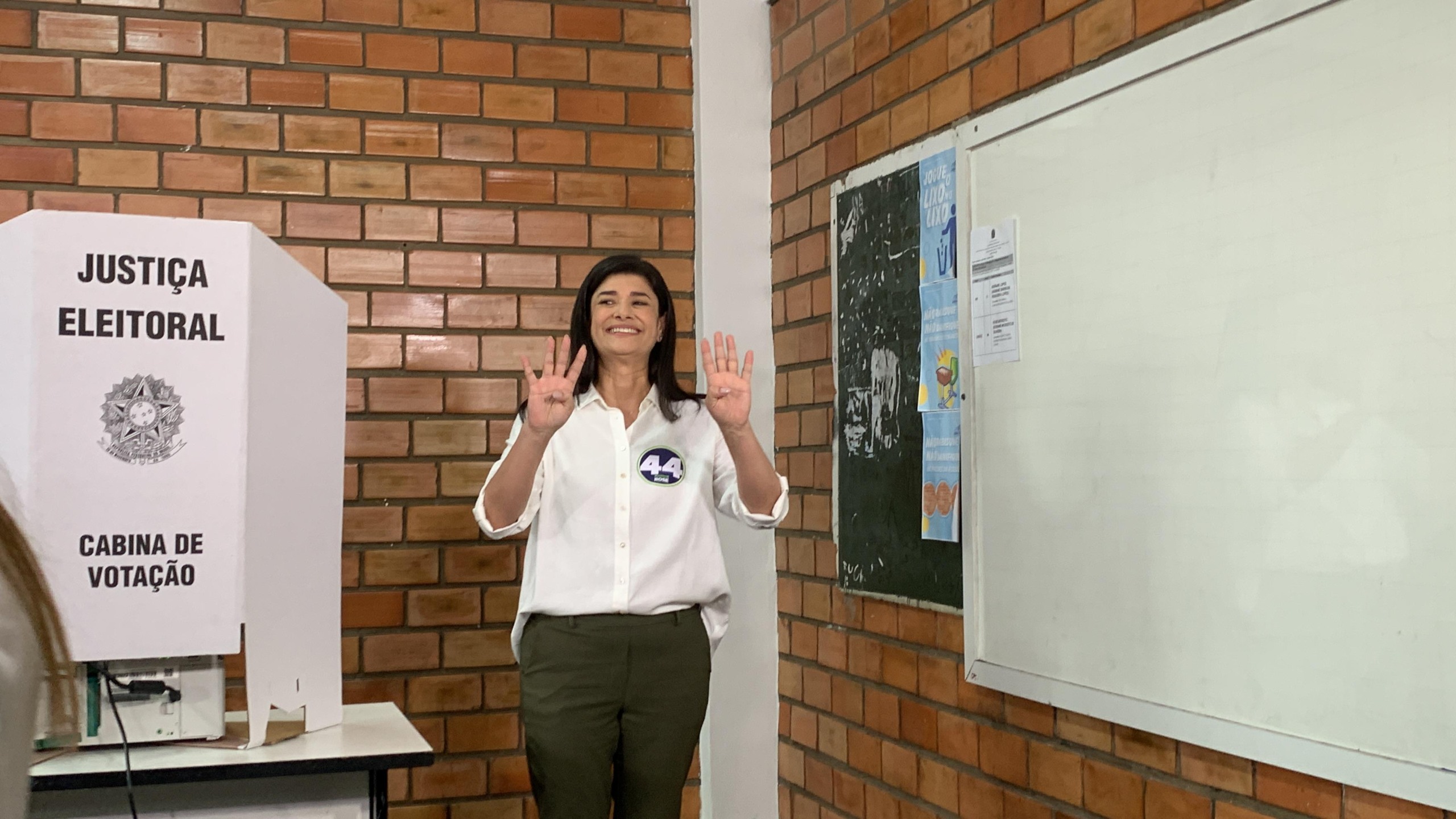 Candidata Rose Modesto após a votação na manhã de hoje (27).