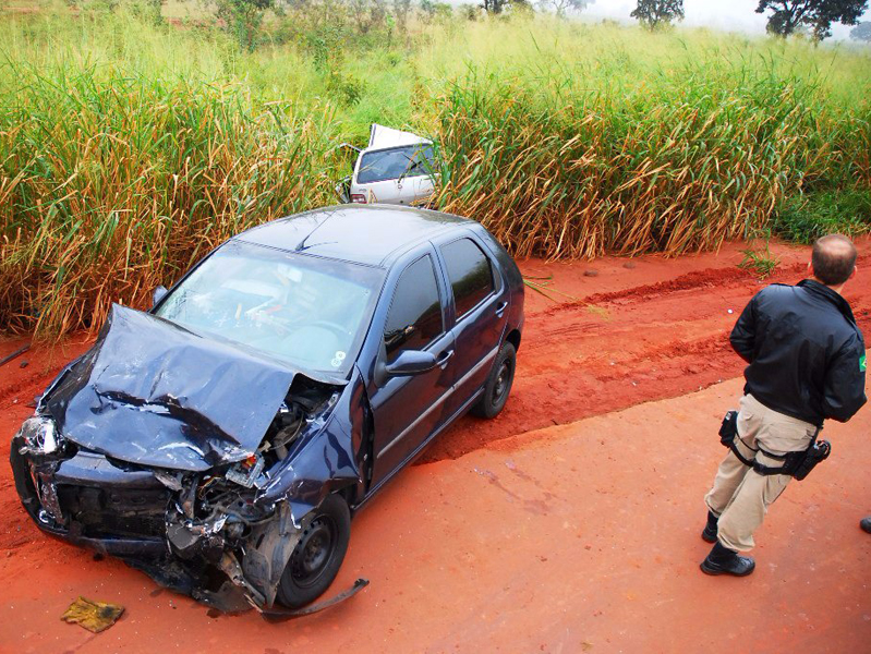 Com o impacto, o Uno foi arremessado para a margem da rodovia - Divulgação/Thiago Apolinário/Da Hora Bataguassu