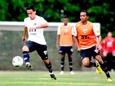 Jadson, líder de assistências do time tricolor, durante treinamento no CT -