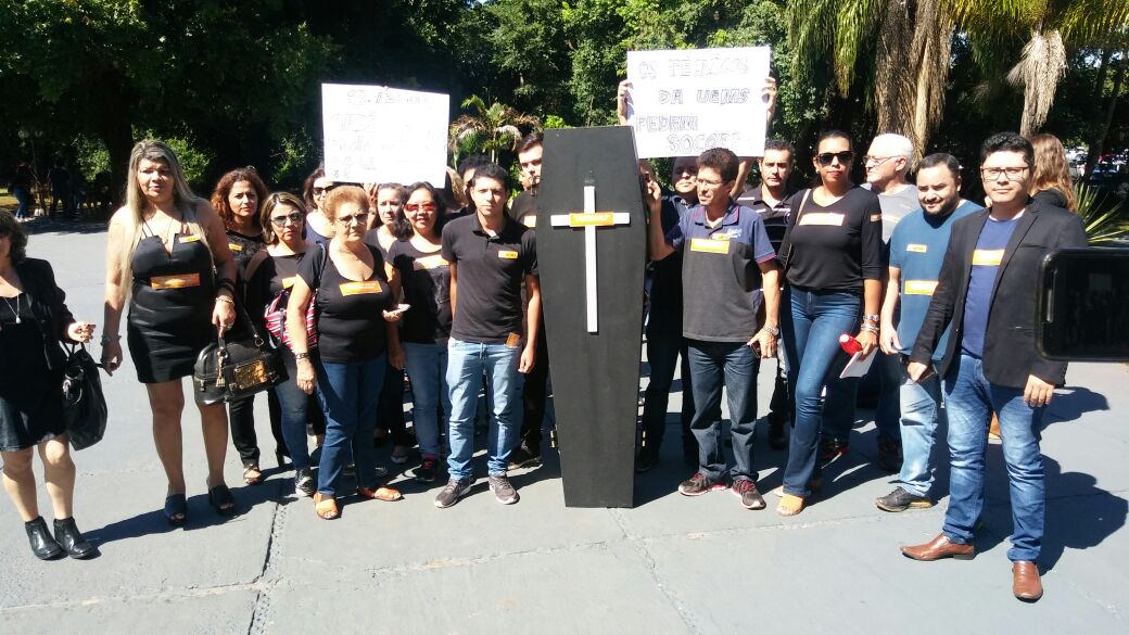 Protesto teve a participação de técnicos da UEMS dos 15 polos da universidade no estado - Ronie Cruz/CBN