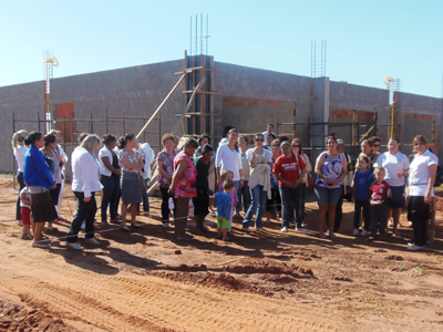 Mães de alunos visitam novo prédio -