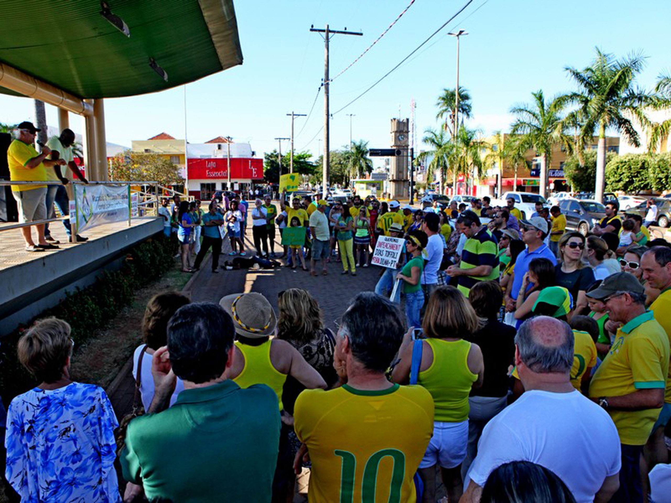 Três-lagoenses foram para a praça Senador Ramez Tebet - Tatiana Cestari e Elias Dias/JP