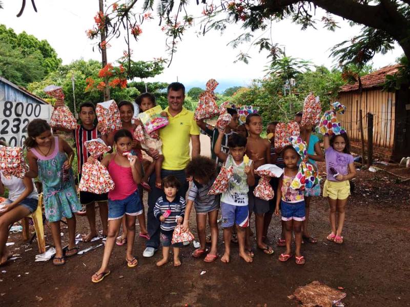 Vice-prefeito eleito distribui brinquedos para crianças carentes - Facebook Cezinha Leal 