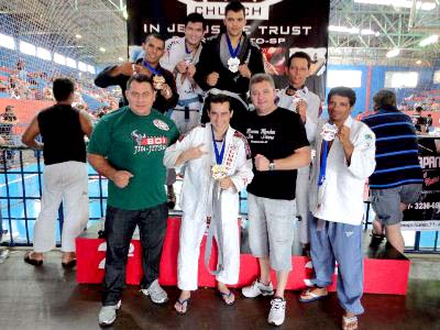 Boi (esq. abaixo) comemora as medalhas com seus alunos -