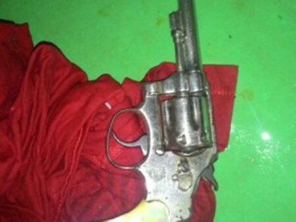 Com o adolescente os policiais apreenderam um revólver calibre 32 - Divulgação
