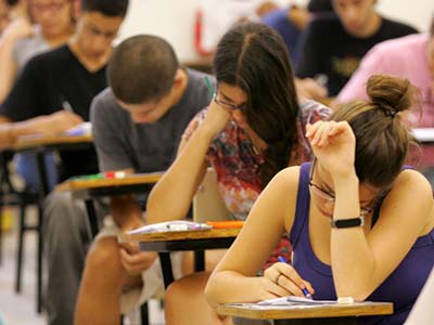 As 13 questões foram incluídas em uma apostila distribuída pelo Colégio Christus - As 13 questões foram incluídas em uma apostila distribuída pelo Colégio Christus -