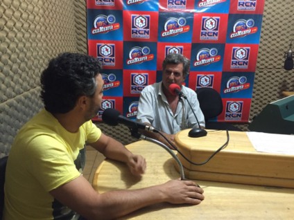 Samara (à direita) dá entrevista ao radialista Nestor Júnior, da Cultura FM Aparecida do Taboado - Samuel Stefanini/Cultura FM