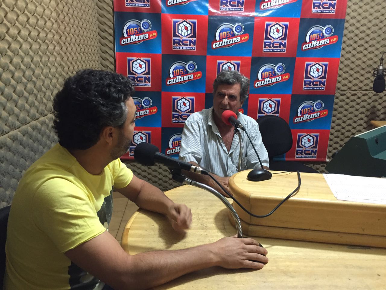 Samara (à direita) dá entrevista ao radialista Nestor Júnior, da Cultura FM Aparecida do Taboado - Samuel Stefanini/Cultura FM