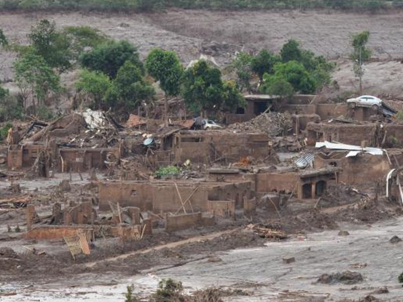 Rompimento da Barragem de Fundão, da mineradora Samarco, devastou o distrito de Bento Rodrigues, em 5 de novembro - Divulgação/Antônio Cruz - Agência Brasil Rompimento da Barragem de Fundão, da mineradora Samarco, devastou o distrito de Bento Rodrigues, em 5 de novembro - Divulgação/Antônio Cruz - Agência Brasil