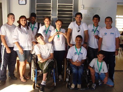 Alunos da Apae posam com as medalhas conquistadas em Campo Grande -