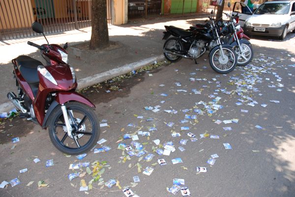 Santinhos jogados na rua Bernardino Rodrigues Montalvão -