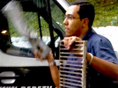 Ralo foi jogado sobre uma equipe da Rede TV - Ralo foi jogado sobre uma equipe da Rede TV -