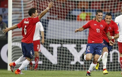 Chilenos comemoram gol da vitória sobre a Suíça -