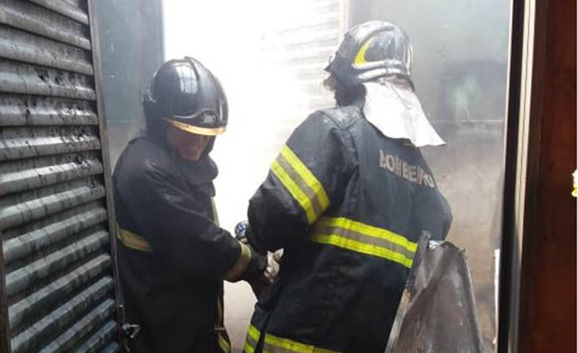 Chamas eram muito fortes e bombeiros tiveram dificuldades - Divulgação/PM