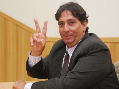 Nuna comemora a conquista da presidência - Nuna comemora a conquista da presidência -