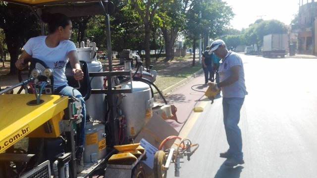 Empresa inicia instalação de tachões de sinalização na avenida Aldair Rosa de Oliveira - Ana Cristina Santos/JP 