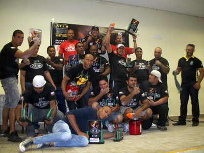 Bracistas comemoram com os troféus após a premiação -