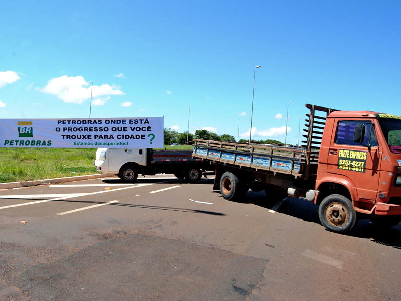 Caminhões foram atravessados na pista para bloquear passagem dos veículos - Elias Dias/JP