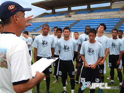 Jogadores do Misto realizam preparação física para iniciar treinamento no campo do Madrugadão -