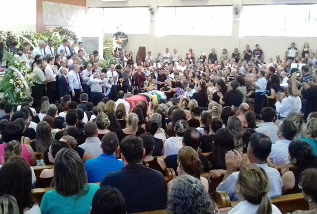 Centenas de pessoas acompanharam o funeral - Ana Cristina Santos/JP