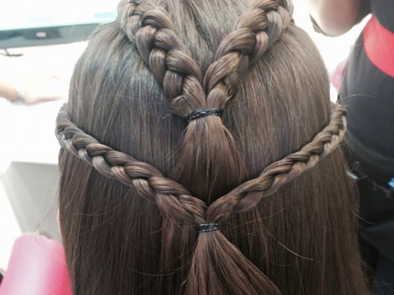 Una as duas tranças do topo e depois as duas tranças laterais com elásticos de silicone