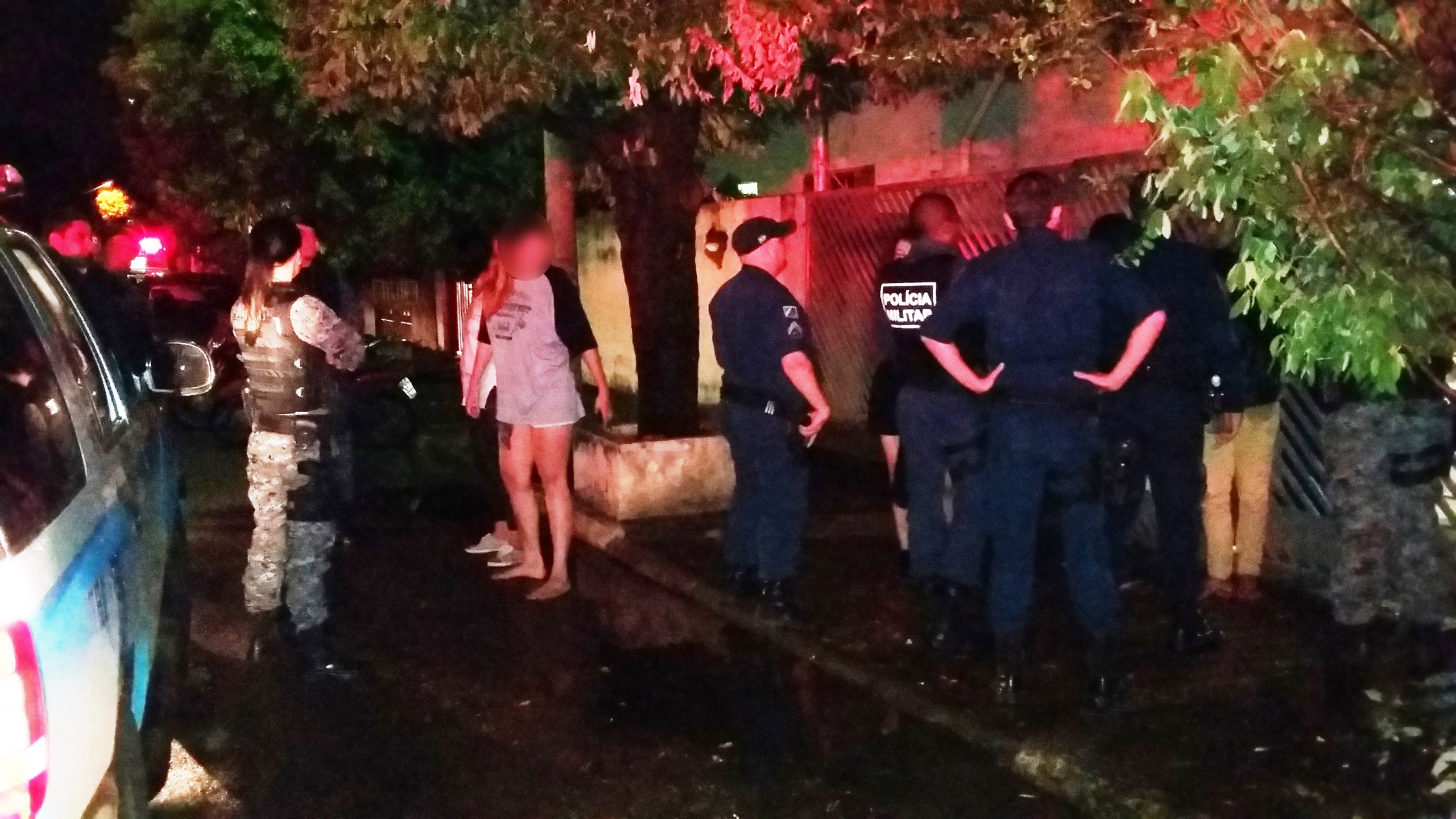 Policiais na frente da residência onde a festa estava ocorrendo - Celso Daniel/TVC