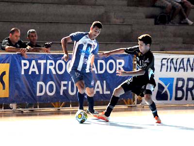 Crystiano (esq.) marcou três gols na partida desta sexta -