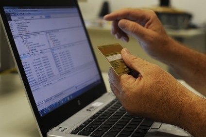 O rotativo do cartão é o crédito tomado pelo consumidor quando paga menos que o valor integral da fatura - Agência Brasil